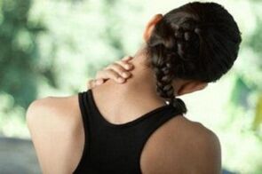 A menina está preocupada com os sintomas da osteocondrose cervical