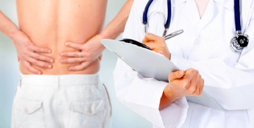 médico prescreve tratamento para dor nas costas
